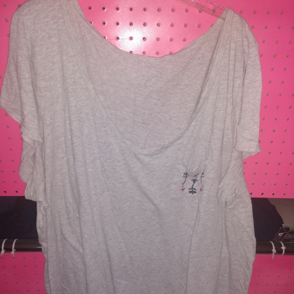 Loose tee cute arrows on pocket